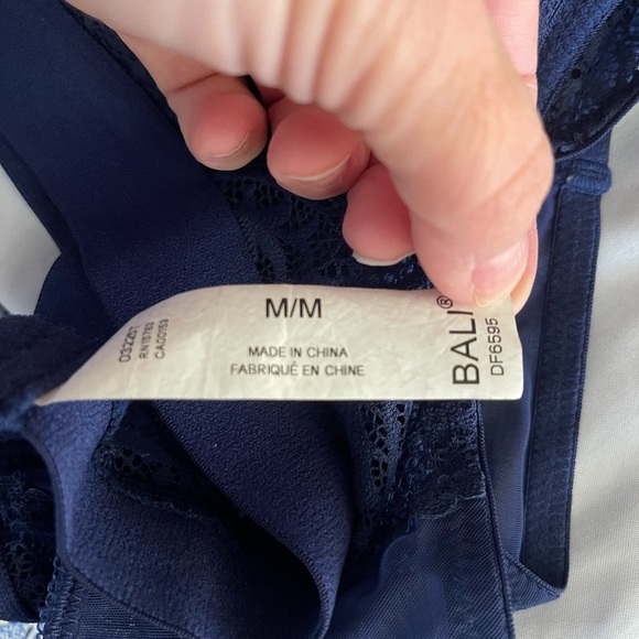 Women’s Bali dark blue lace wireless bra clasp back lightly padded Size Medium - Picture 4 of 5